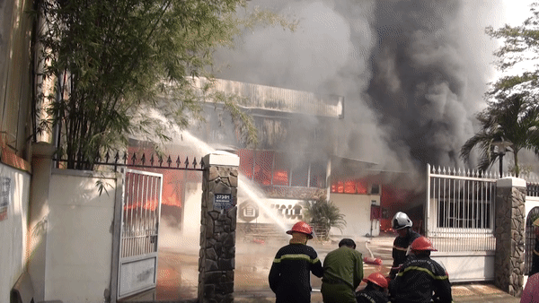 Cháy lớn kinh hoàng tại xưởng gỗ, cột khói cao hàng chục mét nằm sát cơ sở gas - Ảnh 4.