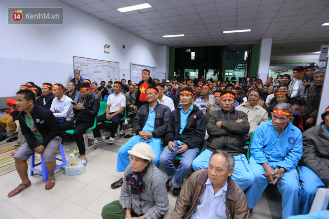 Hàng trăm bệnh nhân quên hết đau đớn, cháy hết mình cổ vũ đội tuyển U22 Việt Nam ngay trong bệnh viện - Ảnh 2.