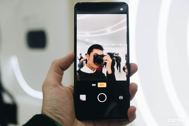 Cận cảnh smartphone camera ẩn dưới màn hình, không có cổng sạc của Oppo - Ảnh 2.