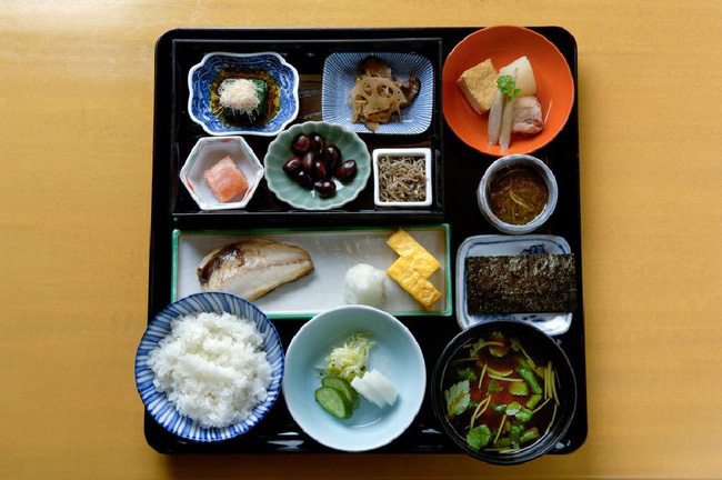 Phụ nữ Nhật giữ dáng thanh mảnh với 6 chiêu: Dùng bữa sáng thịnh soạn, ăn ít thịt và còn thú vị hơn thế - Ảnh 2.
