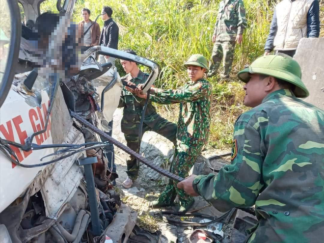 Hiện trường kinh hoàng vụ xe chở đoàn người khuyết tật đâm vào vách núi ở Nghệ An - Ảnh 8.