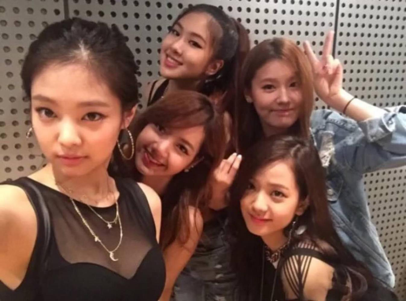 Th&agrave;nh vi&ecirc;n &ldquo;hụt&rdquo; của BLACKPINK: Bị nghi mất suất debut do hẹn h&ograve;, giờ th&agrave;nh &ldquo;t&acirc;n binh khủng long&rdquo; c&oacute; visual đỉnh cao của Cube - Ảnh 3.