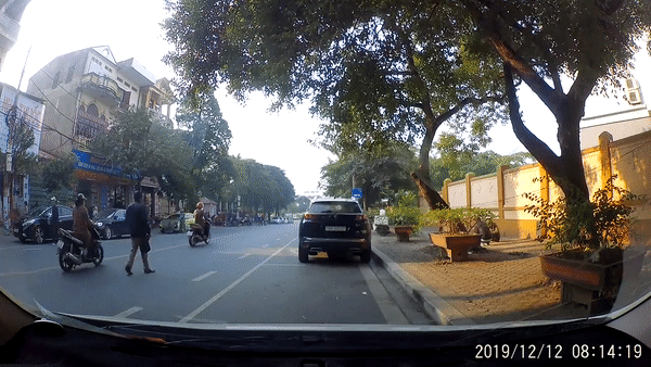 Clip: Lững thững đi bộ sang đường, người đ&agrave;n &ocirc;ng bị ninja Lead t&ocirc;ng thẳng v&agrave;o m&ocirc;ng ng&atilde; chổng v&oacute; - Ảnh 2.