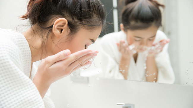 Sai lầm khi rửa mặt trong m&ugrave;a Đ&ocirc;ng m&agrave; 8/10 chị em đều mắc phải khiến da th&ocirc; r&aacute;p v&agrave; l&atilde;o h&oacute;a kh&ocirc;ng phanh - Ảnh 2.