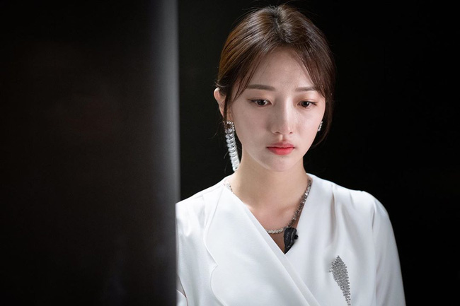 Hội c&aacute;c b&agrave; vợ đang s&ocirc;i m&aacute;u với tiểu tam đ&aacute;ng gh&eacute;t nhất m&agrave;n ảnh H&agrave;n 2019: Phải c&ocirc;ng nhận l&agrave; ả mặc đẹp v&agrave; nhiều bộ học theo được - Ảnh 2.