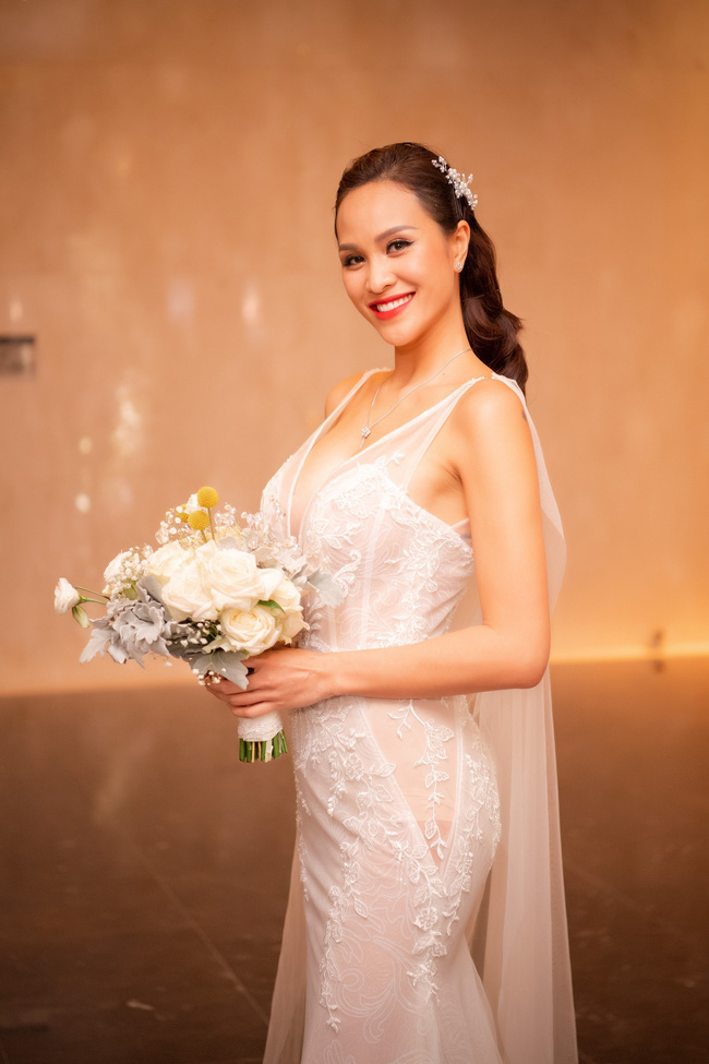 5 sao Việt thay váy cưới như “chạy sô” trong năm 2019, bộ nào cũng cầu kỳ lộng lẫy chuẩn công chúa cổ tích - Ảnh 13.