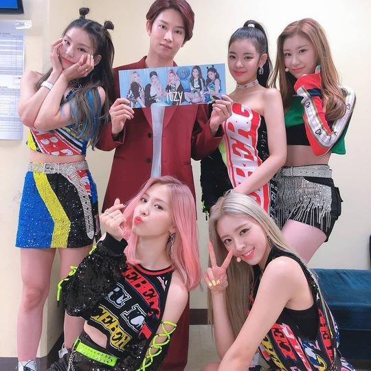 Đàn em ITZY đã xuất hiện trong MV mới của Heechul (Super Junior), liệu TWICE có kết hợp cùng Red Velvet như đồn đoán? - Ảnh 4.