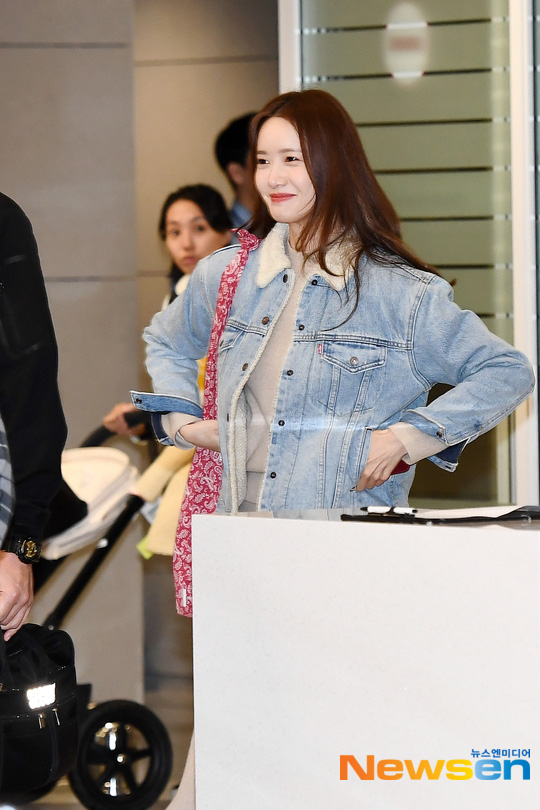 Nữ thần Yoona khoe sắc tại sân bay: Ăn mặc đơn giản mà sao xinh quá đỗi, ảnh fan chụp thôi mà đẹp tựa cảnh phim - Ảnh 6.