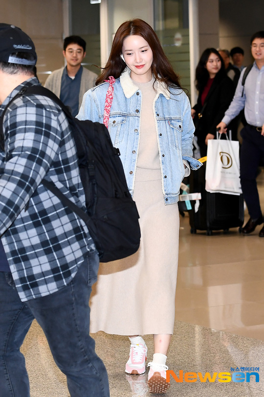 Nữ thần Yoona khoe sắc tại sân bay: Ăn mặc đơn giản mà sao xinh quá đỗi, ảnh fan chụp thôi mà đẹp tựa cảnh phim - Ảnh 5.