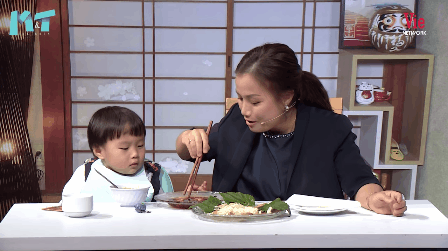 Quỳnh Trần JP réo tên Trấn Thành ngay trong lần đầu ăn thử đuông dừa trên truyền hình, loạt biểu cảm của bé Sa trước món này khiến fan cười ngất - Ảnh 8.