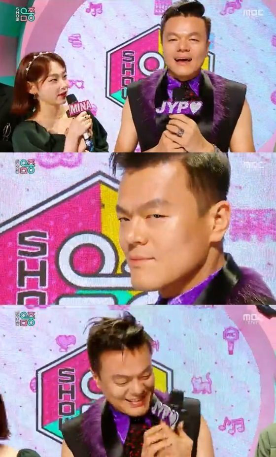 Lâu lâu mới thấy Ông trùm JYP Park Jin Young trở lại Show! Music Core nhưng phản ứng của Sunmi lại khiến fan cười chảy nước mắt - Ảnh 1.