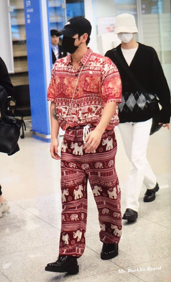 Quỳ với thời trang sân bay của idol nhóm NU’EST: Diện nguyên bộ đồ thổ cẩm như sợ cả thế giới không biết mình vừa đi Thái Lan về! - Ảnh 4.