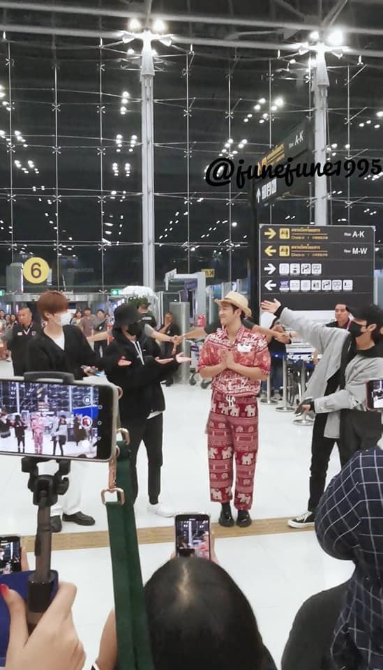 Quỳ với thời trang sân bay của idol nhóm NU’EST: Diện nguyên bộ đồ thổ cẩm như sợ cả thế giới không biết mình vừa đi Thái Lan về! - Ảnh 6.