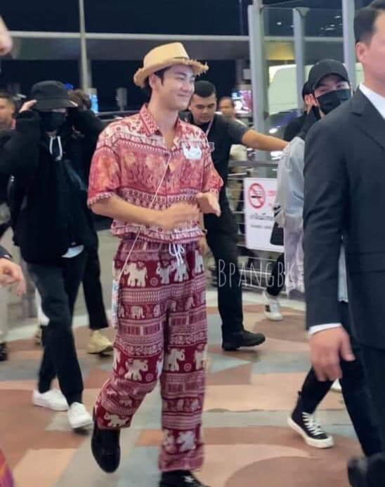 Quỳ với thời trang sân bay của idol nhóm NU’EST: Diện nguyên bộ đồ thổ cẩm như sợ cả thế giới không biết mình vừa đi Thái Lan về! - Ảnh 3.