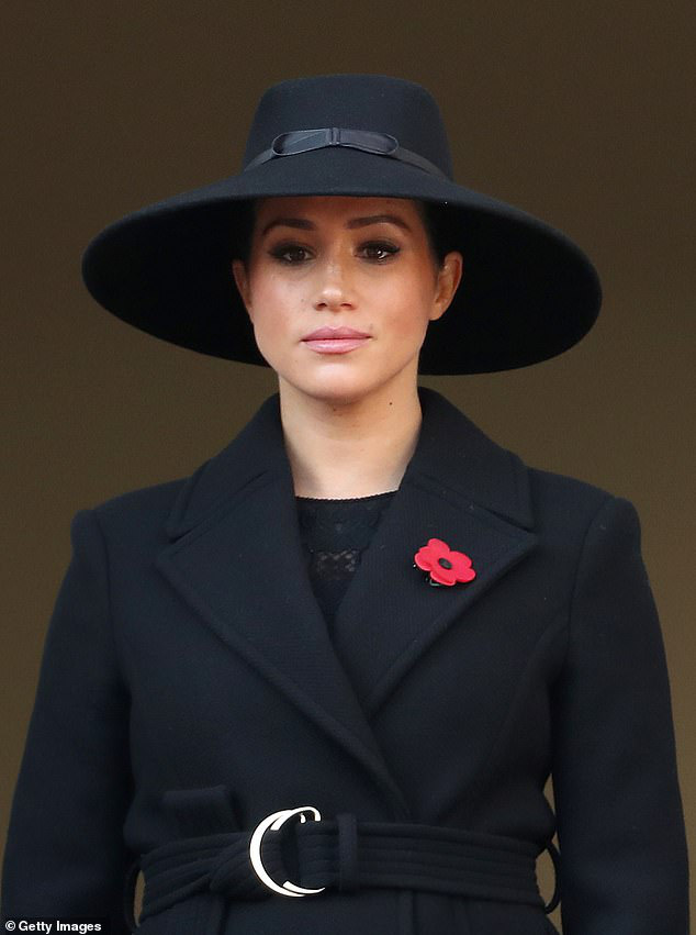  Meghan Markle bất ngờ bị cáo buộc biến gia đình nhà chồng thành chương trình truyền hình cá nhân, Hoàng tử Harry là kẻ ngốc  - Ảnh 2.