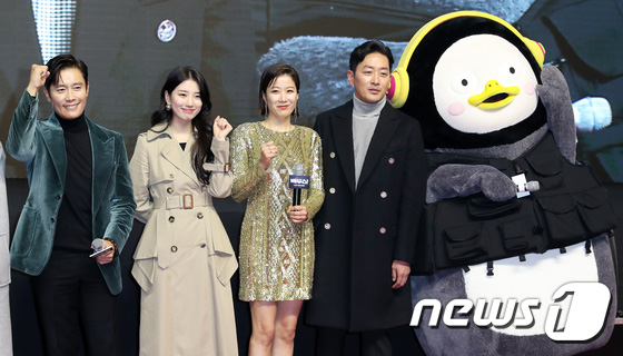 2 nữ thần Kpop dự sự kiện khủng cùng ngày: Yoona không còn bánh bèo, Suzy tăng cân vẫn quá xinh bên quân đoàn sao - Ảnh 10.