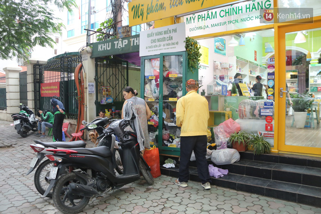 Những tủ quần áo thừa cho đi, thiếu nhận lại sưởi ấm người lao động nghèo Hà Nội trong mùa đông giá rét - Ảnh 16.