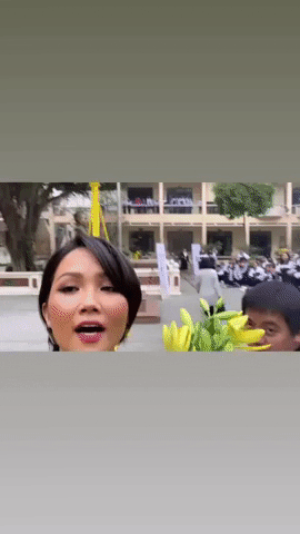 Sức h&uacute;t của HHen Ni&ecirc; d&ugrave; đ&atilde; hết nhiệm kỳ: Fan bất chấp nguy hiểm chạy theo xe hơi xin k&yacute; tặng, h&ograve; reo như gặp idol - Ảnh 2.