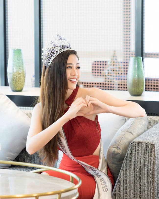 Diện lại váy từ 4 năm trước của Phạm Hương, đáng nói là Khánh Vân khoe dáng nuột một chín một mười với đàn chị - Ảnh 3.