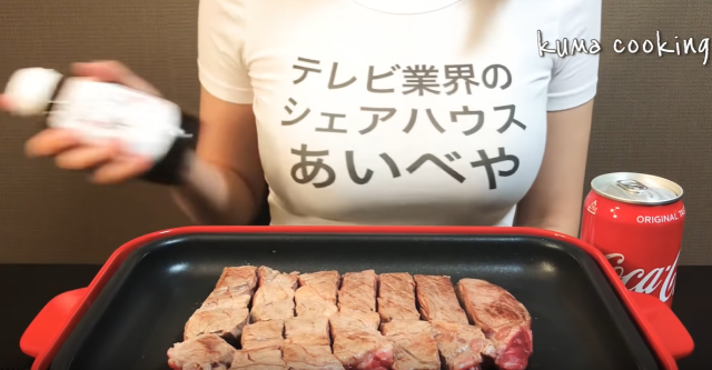 Viết chữ lên ngực để kiếm tiền YouTube, cô gái Nhật Bản khiến ai cũng đỏ mặt vì cách quảng cáo video của mình - Ảnh 2.