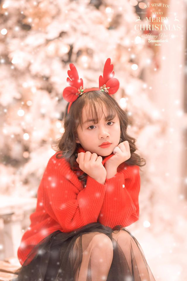 B&eacute; Bống Hoa hồng tr&ecirc;n ngực tr&aacute;i tung bộ ảnh mừng Gi&aacute;ng Sinh: Nhan sắc g&acirc;y bất ngờ, mỹ nh&acirc;n tương lai đ&acirc;y chứ đ&acirc;u! - Ảnh 1.