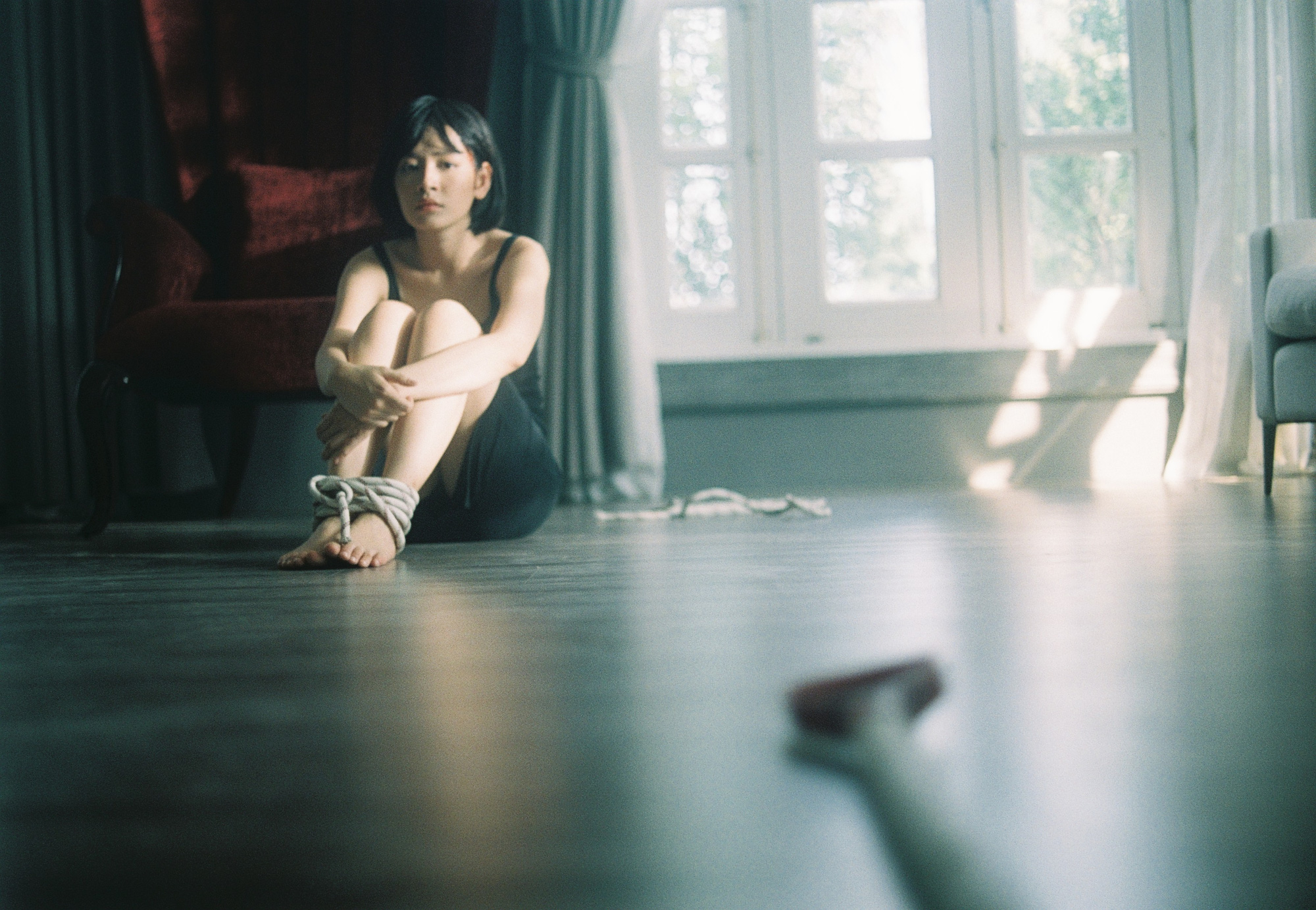 Giải mã ý nghĩa căn phòng đỏ choét và loạt ẩn ý từ màu sắc được cài cắm ở Chị Chị Em Em - Ảnh 17. Giải mã ý nghĩa căn phòng đỏ choét và loạt ẩn ý từ màu sắc được cài cắm ở Chị Chị Em Em - Ảnh 17.