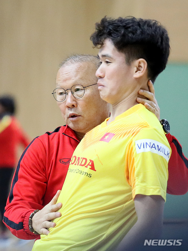Nam thần Huỳnh Tấn Sinh lộ biểu cảm căng thẳng khi được HLV Park Hang-seo dạy đánh đầu - Ảnh 3.