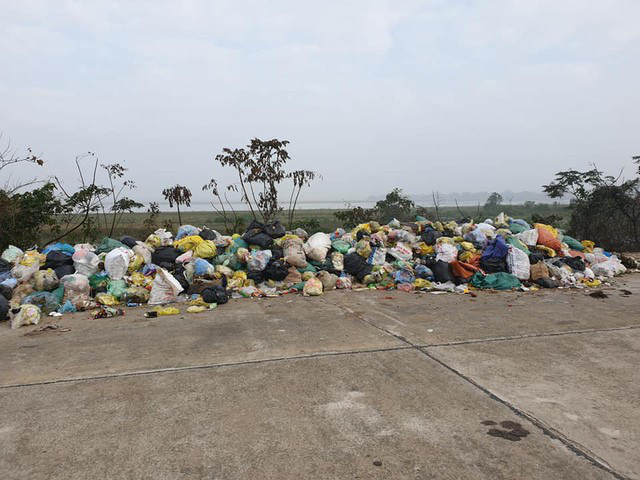 Kinh hoàng những bãi rác khổng lồ nằm ngay trên đê chống lũ - Ảnh 2.