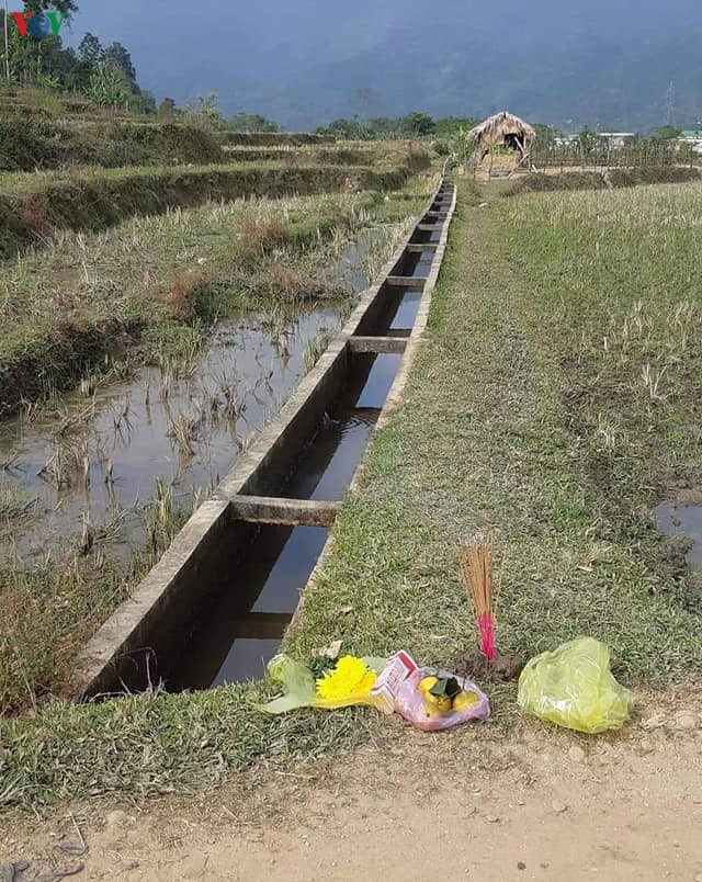 Danh tính thi thể kẹt trong cống nước, chỉ lộ phần chân ra ngoài - Ảnh 2.