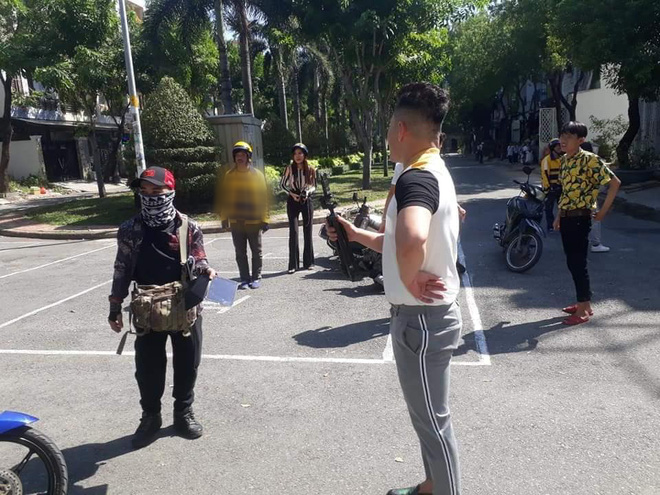 Đang đ&oacute;ng cảnh bắt cướp hăng say, Trấn Th&agrave;nh được ngay một anh xe &ocirc;m giải cứu v&igrave; tưởng cướp thật? - Ảnh 3.
