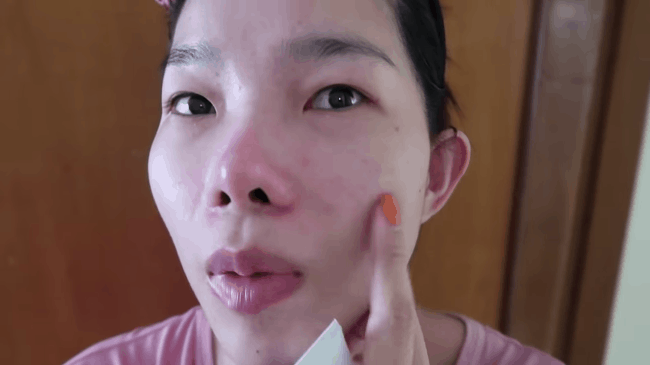 B&ocirc;i kem chống nắng 1/2 khu&ocirc;n mặt trong 30 ng&agrave;y, mẹ bỉm sữa thấy r&otilde; sự ch&ecirc;nh lệch: B&ecirc;n th&igrave; trắng mịn, b&ecirc;n sạm th&acirc;m kh&ocirc;ng đều m&agrave;u - Ảnh 5.