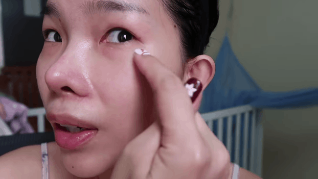 B&ocirc;i kem chống nắng 1/2 khu&ocirc;n mặt trong 30 ng&agrave;y, mẹ bỉm sữa thấy r&otilde; sự ch&ecirc;nh lệch: B&ecirc;n th&igrave; trắng mịn, b&ecirc;n sạm th&acirc;m kh&ocirc;ng đều m&agrave;u - Ảnh 7.
