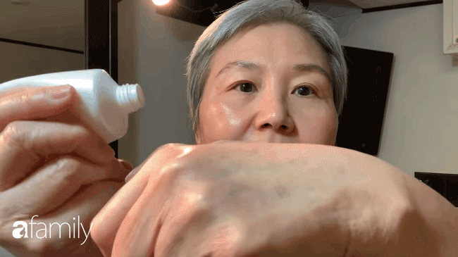 Sau màn rửa mặt gây sốt, cụ bà 59 tuổi chia sẻ thêm tip trộn tẩy da chết cùng sữa rửa mặt để giúp da sạch căng - Ảnh 3.