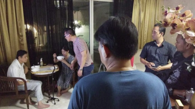 Cảnh vợ túm tóc, dùng gậy đánh chồng tới tấp trong khi nạn nhân kêu rên đau đớn gây xôn xao cộng đồng mạng - Ảnh 2.