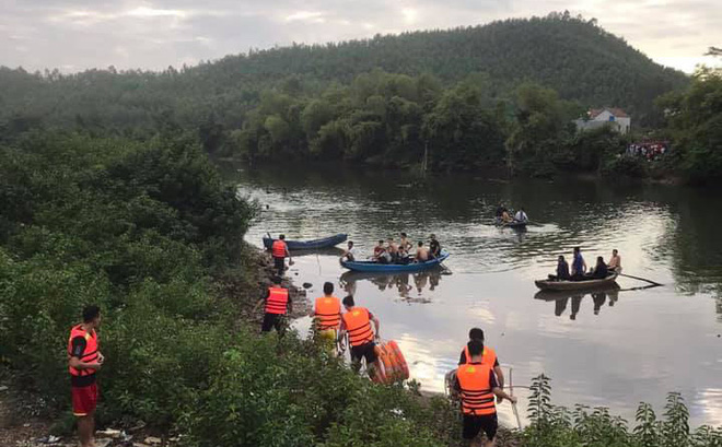 Thuyền chở 7 người ngắm cảnh trên sông bị lật, 2 cha con thiệt mạng - Ảnh 1.
