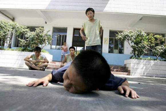 Con trai bị bạn học trêu đến mức muốn tự tử, mẹ trẻ ở Hà Nội đến tận trường xử lý, cái kết khiến ai cũng vỗ tay thán phục - Ảnh 3.
