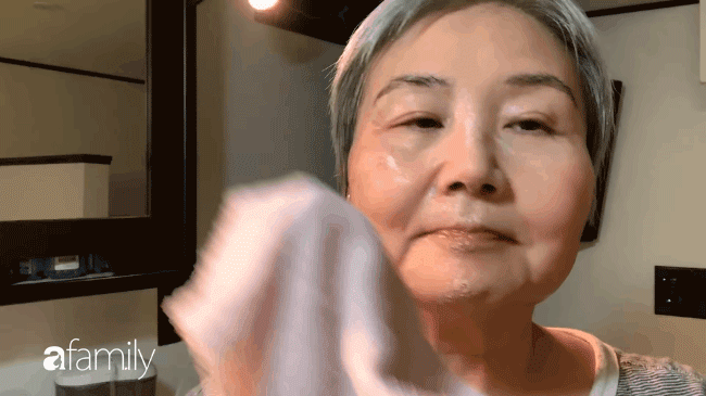 Sau màn rửa mặt gây sốt, cụ bà 59 tuổi chia sẻ thêm tip trộn tẩy da chết cùng sữa rửa mặt để giúp da sạch căng - Ảnh 5.