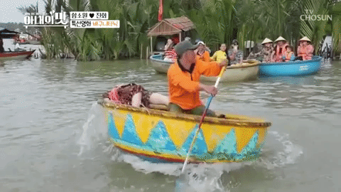 Sang Việt Nam quẩy thuyền thúng, cặp “vợ 42 chồng 24” khiến khán giả cười sảng khi bị đánh văng xuống nước - Ảnh 4.