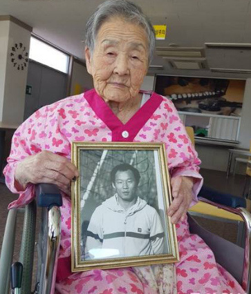 HLV Park Hang-seo bật khóc khi về thăm mẹ già 97 tuổi khiến các tuyển thủ U23 Việt Nam lặng người - Ảnh 4.