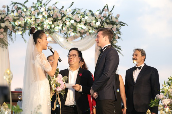 Clip cảm động nhất hôm nay: Hoàng Oanh và ông xã ngoại quốc trao nụ hôn, chính thức gọi nhau 2 tiếng vợ chồng - Ảnh 6.