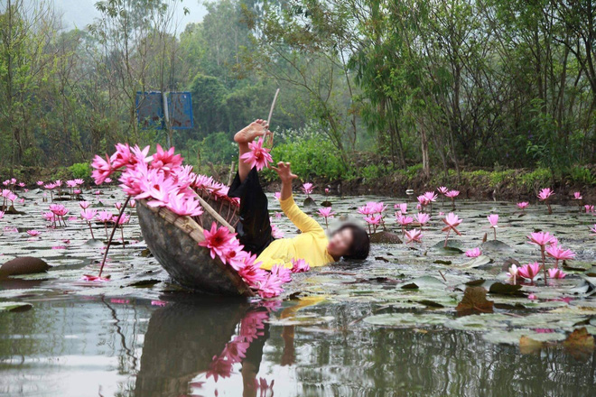 Áo dài là trang phục trưởng thành truyền thống của Việt Nam. Những chiếc áo dài sang trọng và tinh tế sẽ khiến bạn trở nên quý phái, duyên dáng. Hãy xem hình ảnh áo dài để tha hồ ngắm nhìn và cảm nhận nét đẹp truyền thống của Việt Nam.