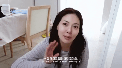HyunA làm clip hướng dẫn makeup, nhưng điều gây chú ý là thao tác dặm phấn thô bạo lên da - Ảnh 2.