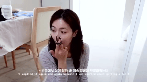 HyunA làm clip hướng dẫn makeup, nhưng điều gây chú ý là thao tác dặm phấn thô bạo lên da - Ảnh 4.