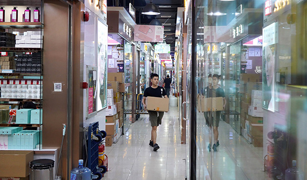 Hoa Cường Bắc: Khu chợ điện tử nổi tiếng nhất Trung Quốc nay đã bị nhuộm hồng bởi đồ mỹ phẩm - Ảnh 3.