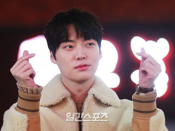 Vừa bị vợ cà khịa, Ahn Jae Hyun đã lộ diện ngay bên tiểu tam tin đồn: Biểu cảm gây chú ý lớn - Ảnh 4.