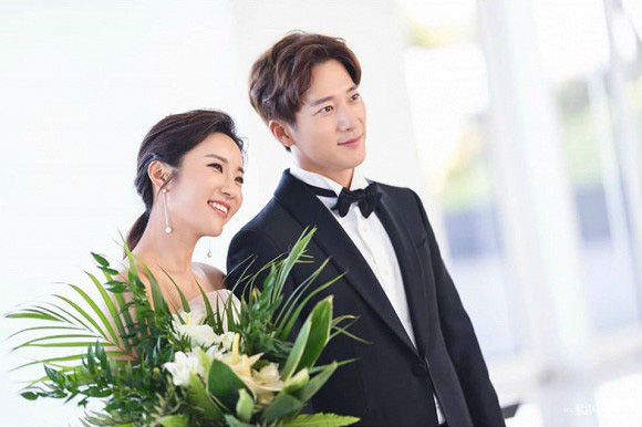 Hé lộ ảnh cưới em trai Kim Tae Hee với VĐV nhà YG: Chú rể đã soái, nhan sắc cô dâu còn gây bất ngờ hơn - Ảnh 3.