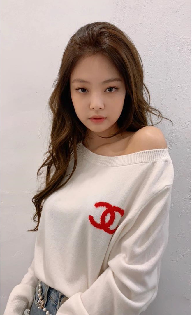 Lisa khiến fan “ná thở” khi khoe chân dài miên man trong loạt ảnh mới, nhưng bờ vai không kém gì Jennie mới gây chú ý - Ảnh 5.