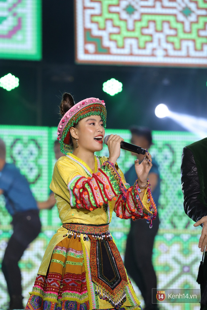 Liveshow 10 năm của Ngô Kiến Huy nhưng Hoàng Thuỳ Linh lẫn Jun Phạm đều tranh thủ PR ca khúc mới nóng bỏng tay trước 15000 khán giả - Ảnh 4.