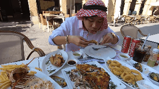 Nhà hàng hải sản được cho là nhiều ruồi nhất thế giới ở Qatar khiến Khoa Pug khóc thét, ngồi ăn mà cứ sợ… ruồi bay vào mồm! - Ảnh 3.