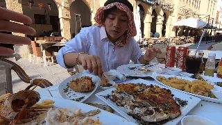 Nhà hàng hải sản được cho là nhiều ruồi nhất thế giới ở Qatar khiến Khoa Pug khóc thét, ngồi ăn mà cứ sợ… ruồi bay vào mồm! - Ảnh 4.